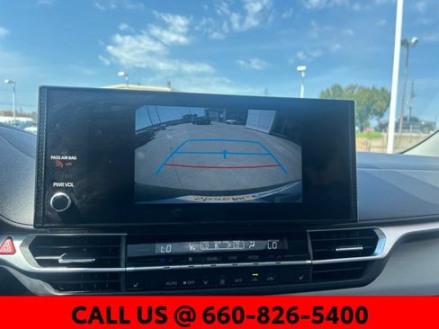 Used 2026 Toyota Sienna XLE FWD image 19