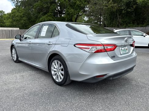 Used 2018 Toyota Camry LE image 3