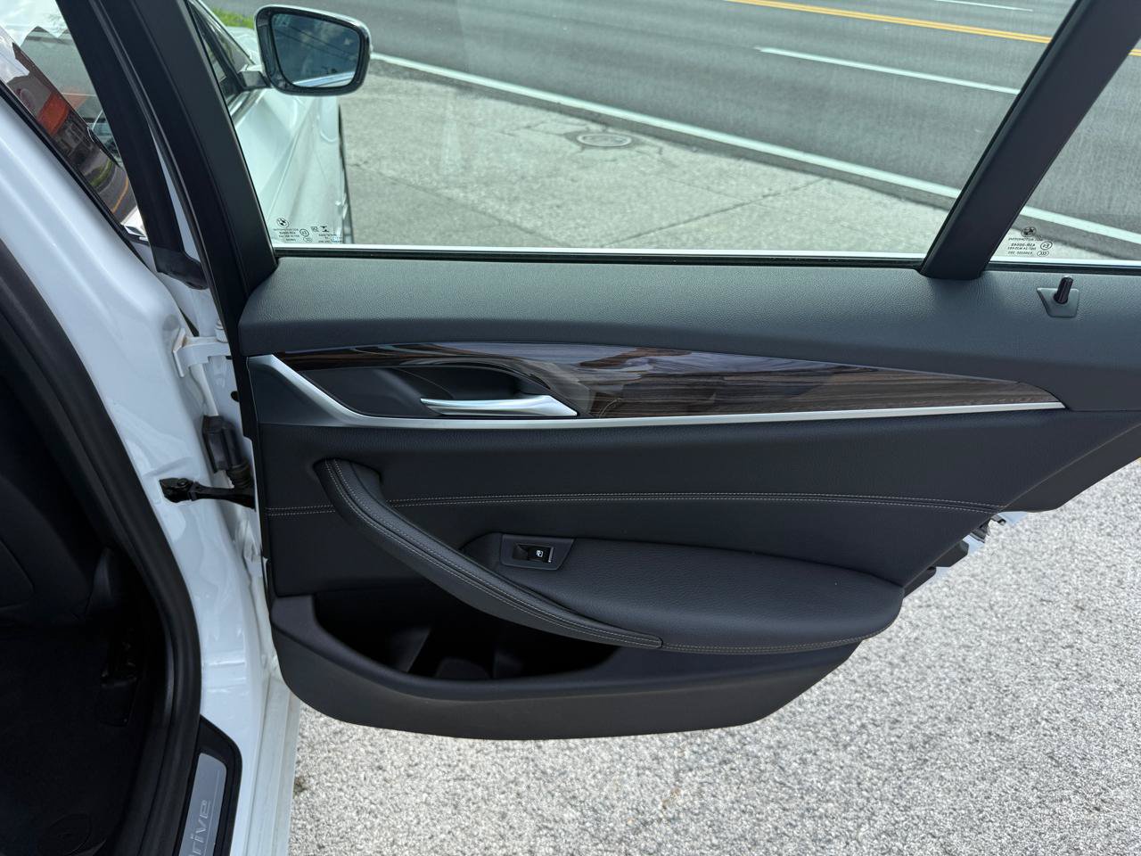 Used 2019 BMW 530e w/ Convenience Package RWD image 38