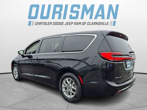 Used 2023 Chrysler Pacifica Touring-L image 4