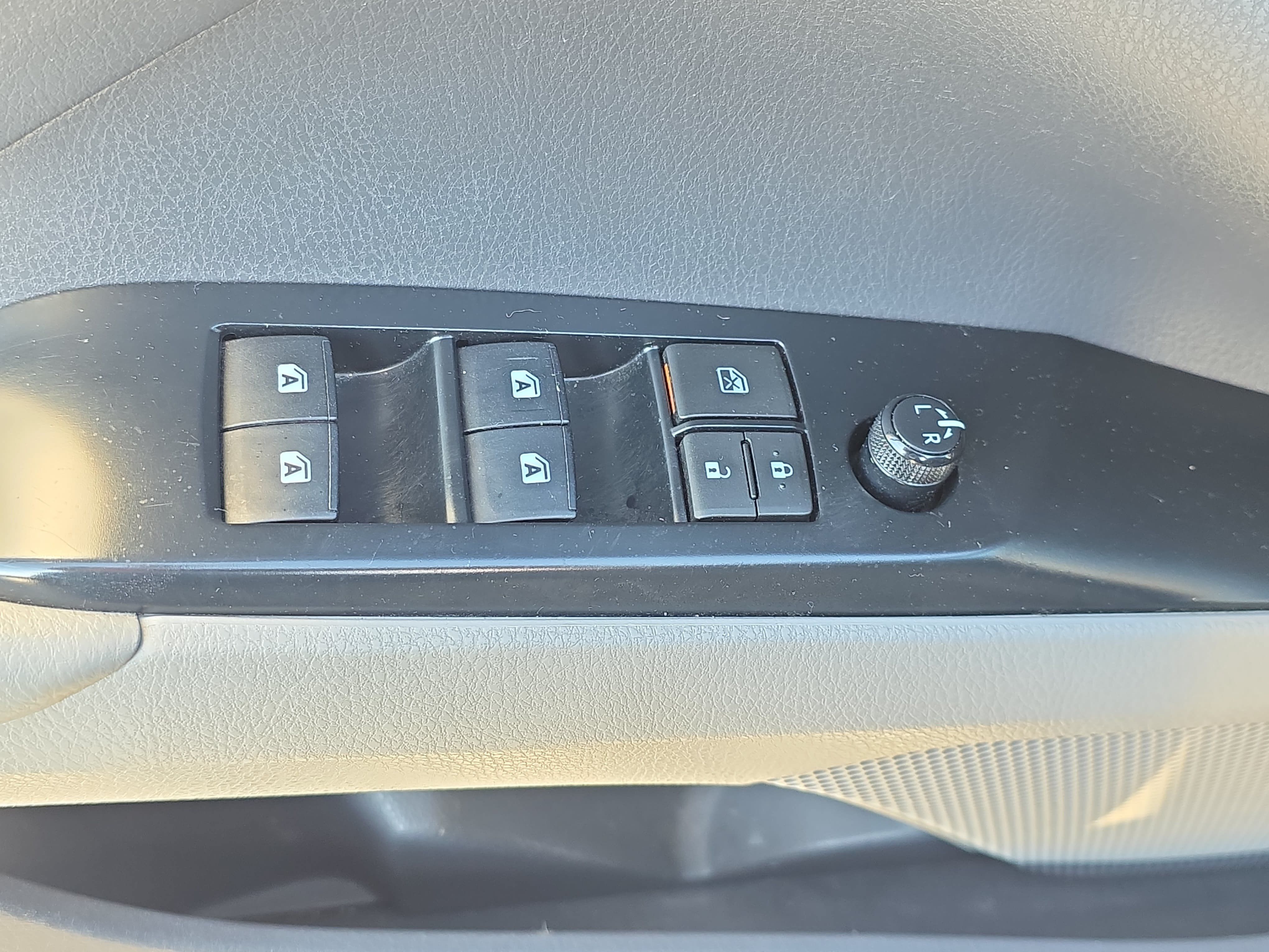Used 2019 Toyota Camry SE FWD image 25