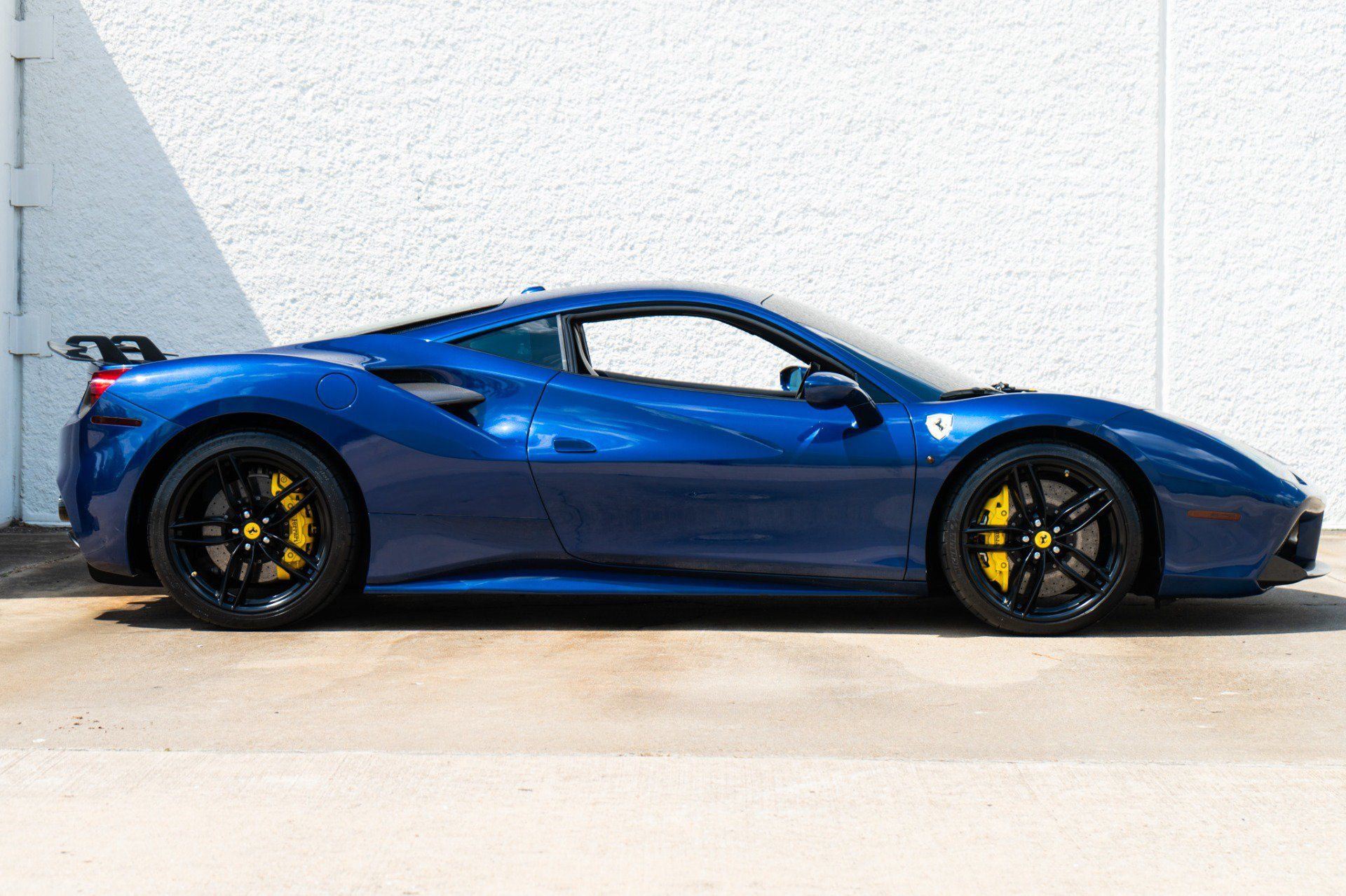 Used 2018 Ferrari 488 GTB RWD image 3