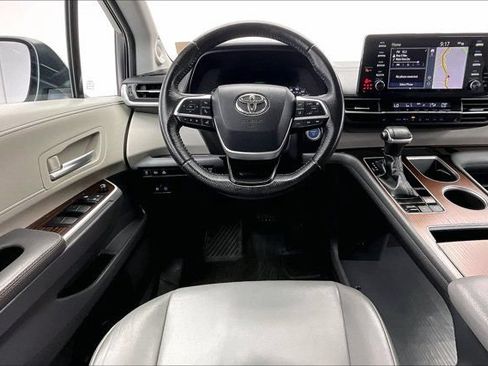 Used 2022 Toyota Sienna XLE w/ XLE Plus Package FWD image 4