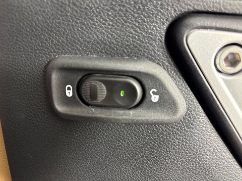 Used 2017 Jeep Wrangler Unlimited Rubicon w/ Connectivity Group AWD/4WD image 38
