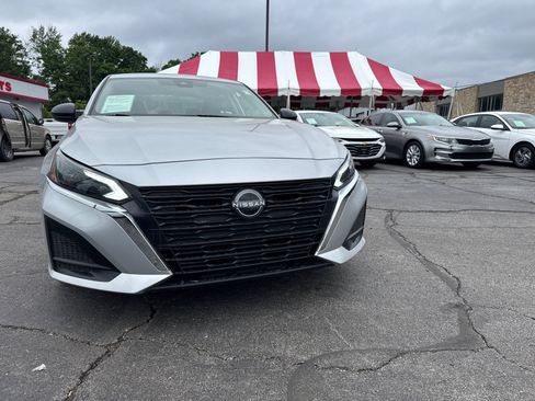 Used 2024 Nissan Altima 2.5 SV FWD image 2