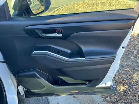Used 2021 Toyota Highlander XLE image 27