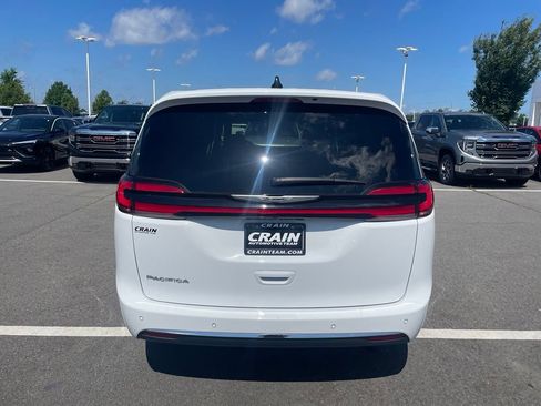 Used 2025 Chrysler Pacifica Select FWD image 6