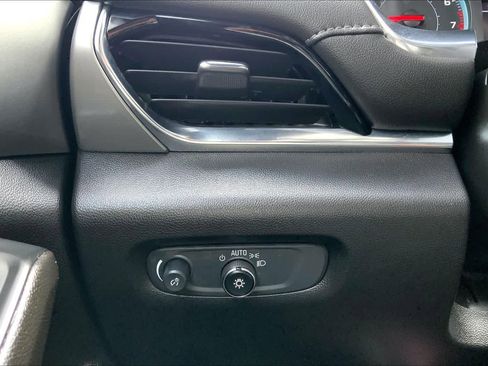 Used 2023 Chevrolet Traverse LT image 33