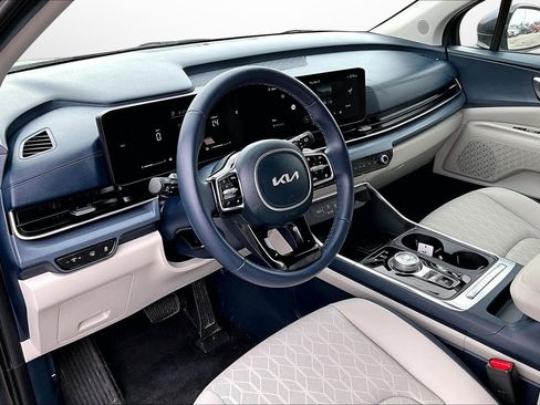 Used 2026 Kia Carnival EX image 21