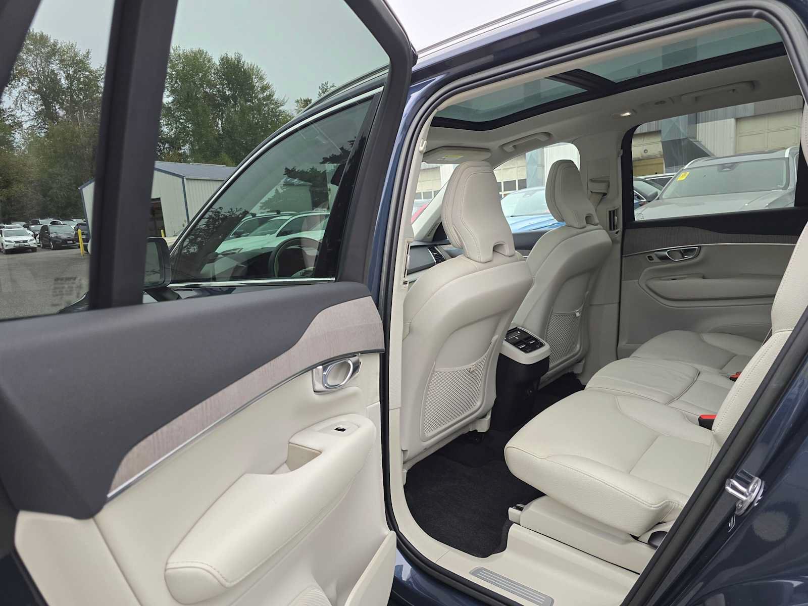 Certified 2023 Volvo XC90 B6 Plus w/ Protection Package Premier AWD/4WD image 17