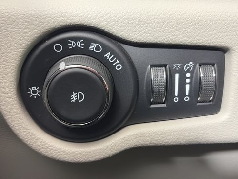 Used 2024 Chrysler Pacifica Touring-L FWD image 33