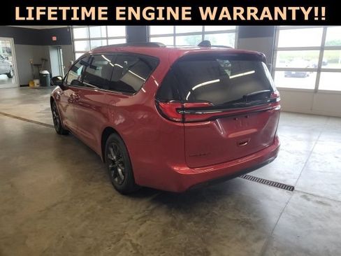 Used 2025 Chrysler Pacifica Select w/ Fav Edition Package FWD image 10