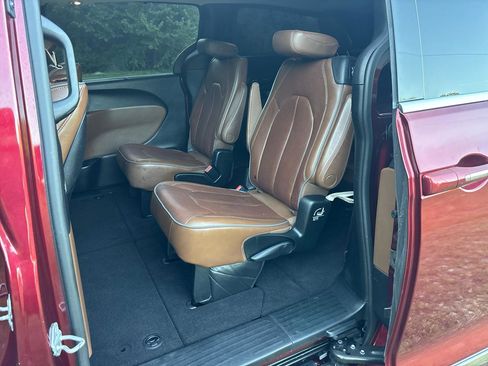Used 2017 Chrysler Pacifica Limited image 11