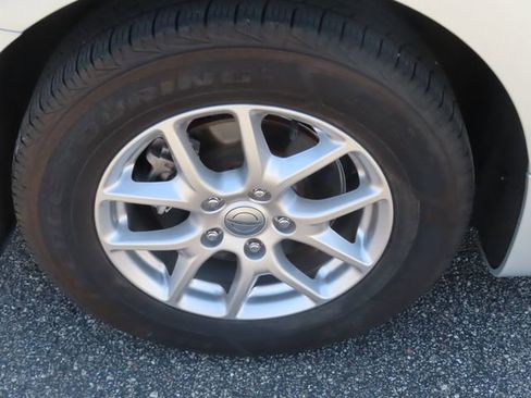 Used 2024 Chrysler Pacifica Touring-L FWD image 15