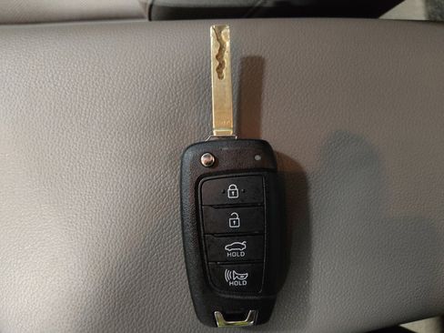 Used 2025 Hyundai Elantra SE FWD image 32