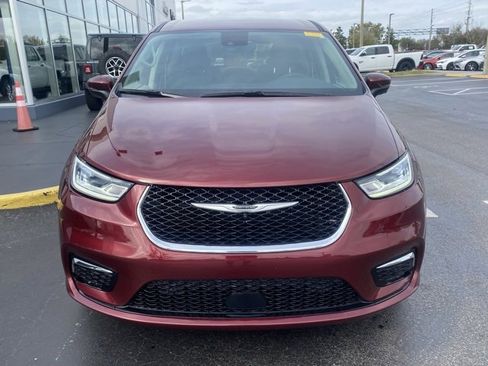 Used 2023 Chrysler Pacifica Touring-L image 3