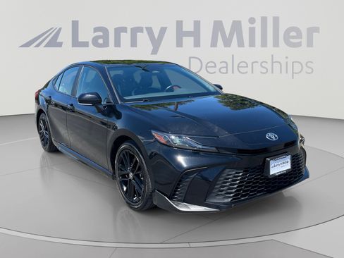 Used 2025 Toyota Camry SE FWD image 7