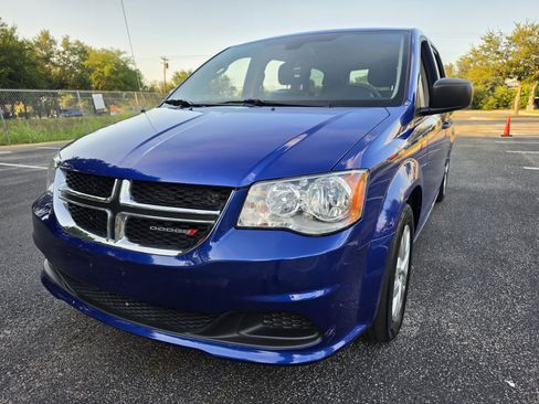 Used 2019 Dodge Grand Caravan SE FWD image 3