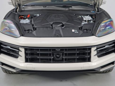 Used 2025 Porsche Cayenne E-Hybrid image 8