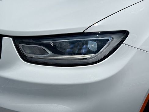 Used 2024 Chrysler Pacifica Limited FWD image 9