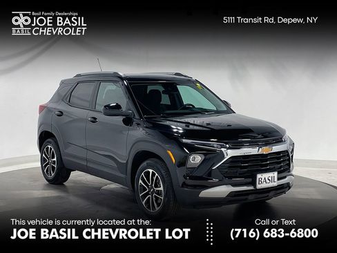 Used 2025 Chevrolet TrailBlazer LT w/ LT Cold Weather Package image 1