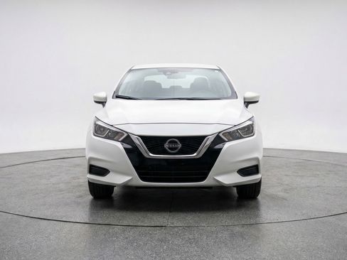 Used 2025 Nissan Versa SV image 2