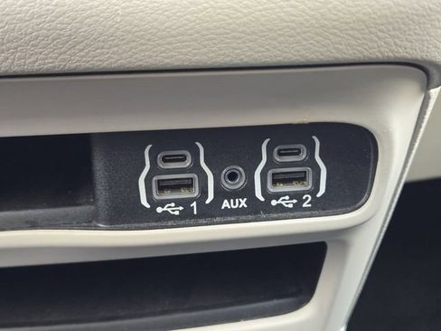 Used 2023 Chrysler Pacifica Touring-L FWD image 29