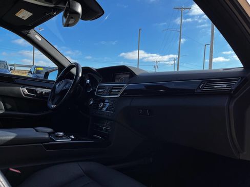 Used 2010 Mercedes-Benz E 550 4MATIC Sedan image 24