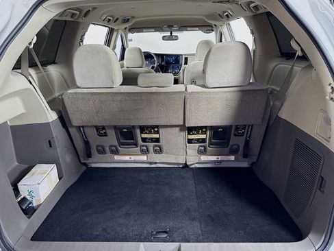 Used 2017 Toyota Sienna LE image 31