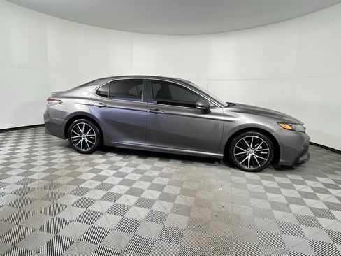 Used 2023 Toyota Camry SE image 6
