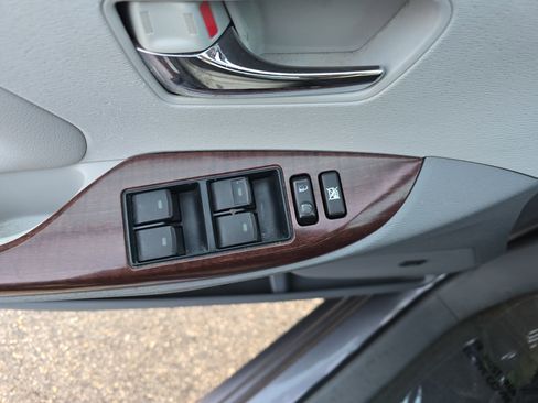 Used 2011 Toyota Sienna XLE image 30