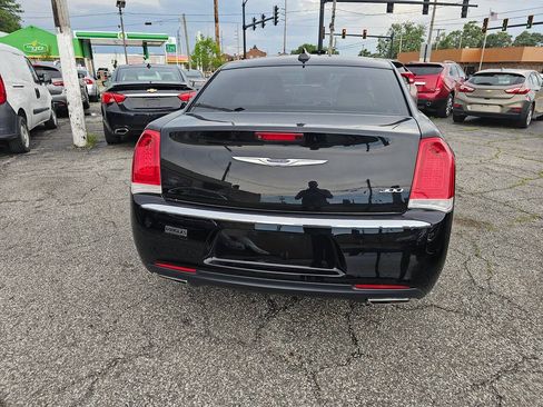 Used 2019 Chrysler 300 Touring w/ Quick Order Package 2EF RWD image 6