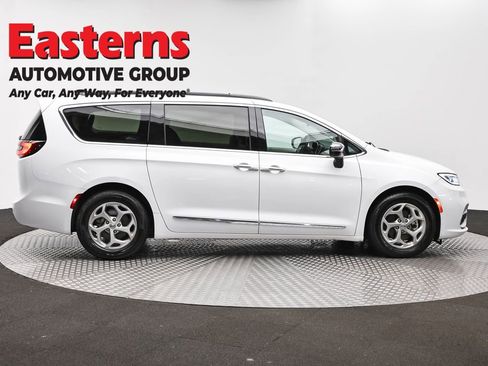 Used 2023 Chrysler Pacifica Limited FWD image 4