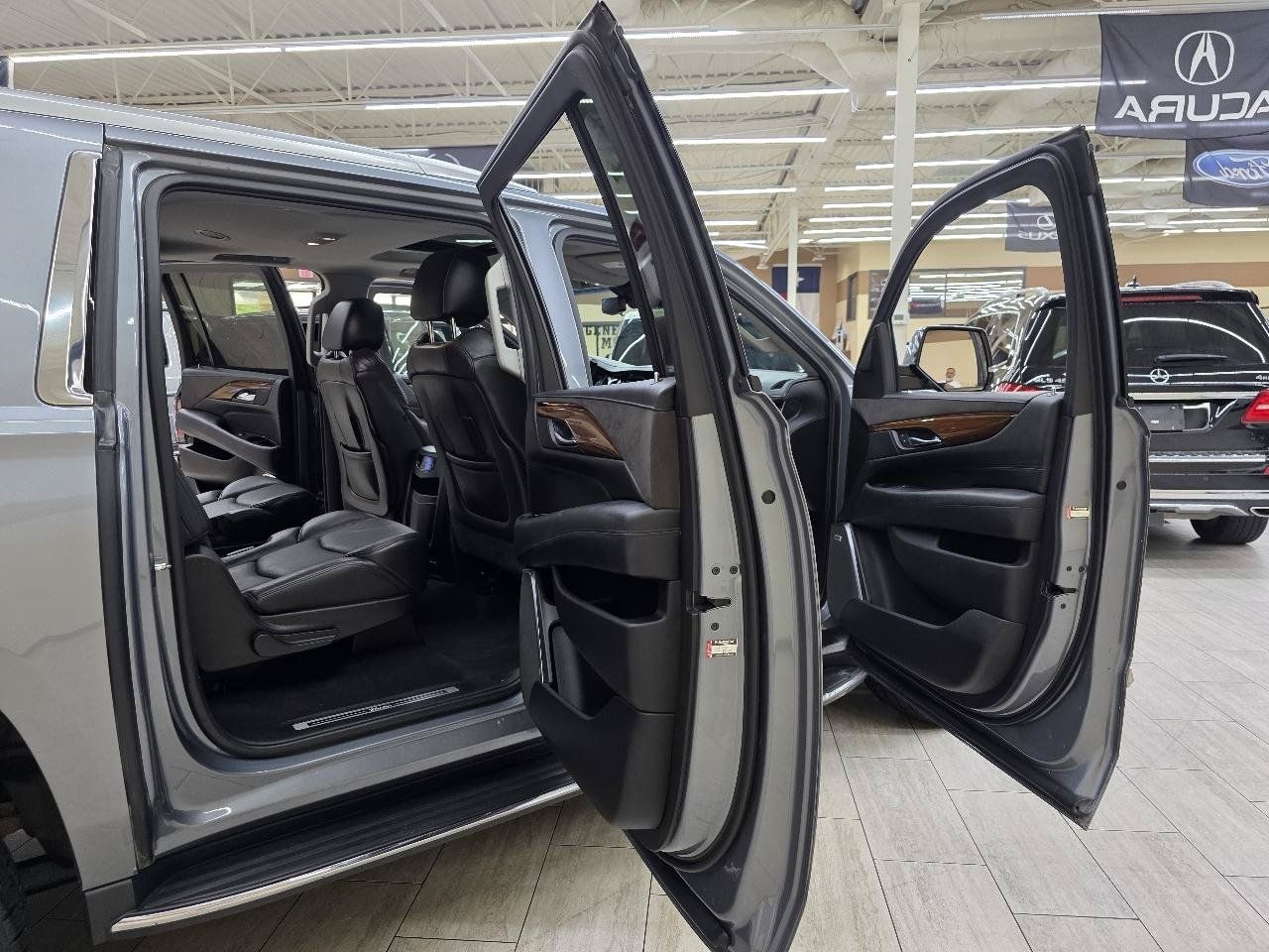 Used 2018 Cadillac Escalade ESV Luxury RWD image 16