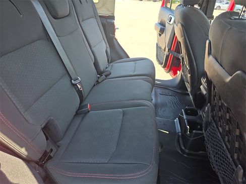 Used 2019 Jeep Wrangler Unlimited Rubicon w/ Cold Weather Group image 11