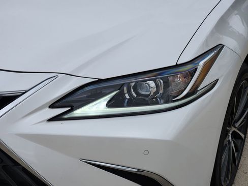 Used 2024 Lexus ES 250 w/ Premium Package image 9