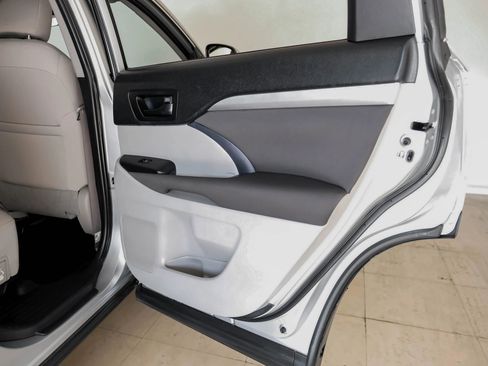 Used 2019 Toyota Highlander LE image 42