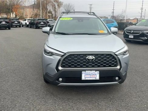 Used 2022 Toyota Corolla Cross XLE image 3