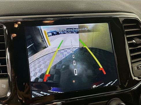 Used 2022 Jeep Grand Cherokee Laredo X image 14