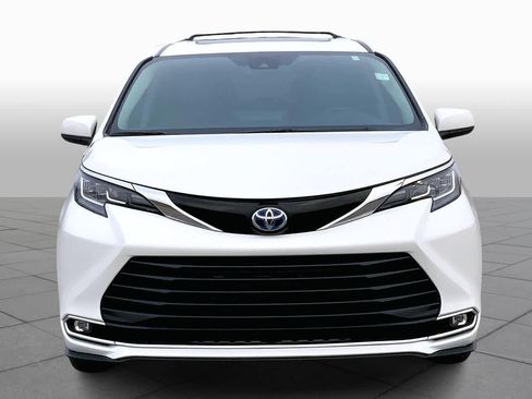 Used 2022 Toyota Sienna XLE image 4