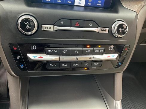 Used 2020 Ford Explorer Platinum w/ Premium Technology Package image 15