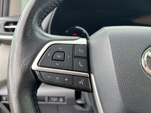 Certified 2024 Toyota Sienna XLE FWD image 26