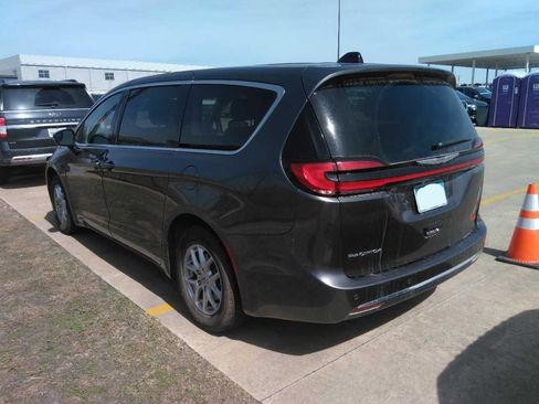 Used 2023 Chrysler Pacifica Touring-L image 4