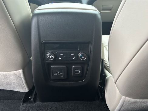 Used 2023 Buick Enclave Avenir image 11