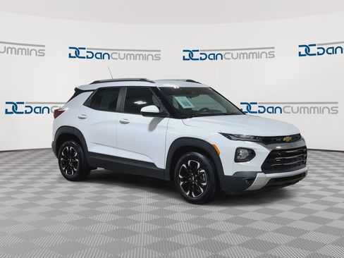 Used 2023 Chevrolet TrailBlazer LT FWD image 2