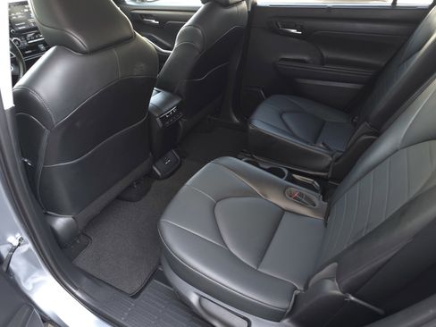 Used 2021 Toyota Highlander XLE image 29