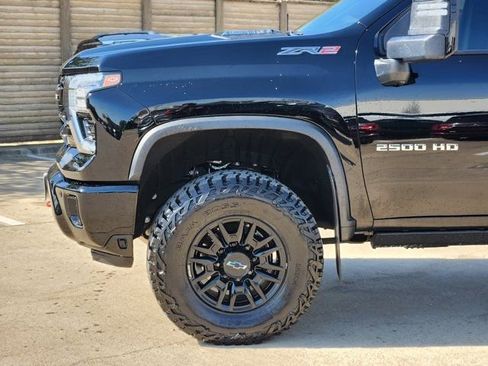 Used 2025 Chevrolet Silverado 2500 ZR2 w/ Technology Package image 17