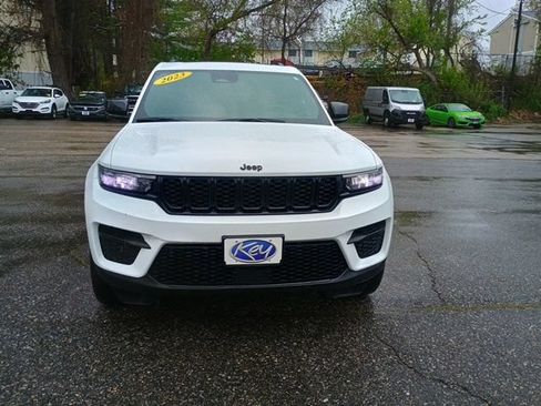 Used 2023 Jeep Grand Cherokee Altitude AWD/4WD image 8