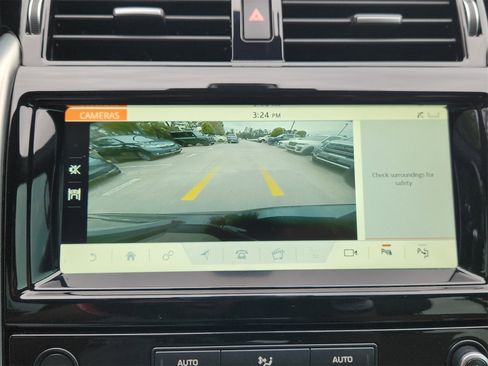 Used 2019 Land Rover Discovery HSE image 17