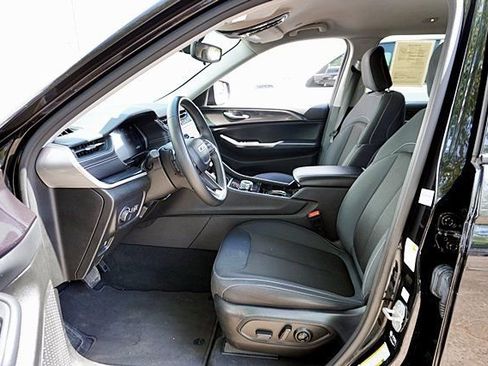 Used 2023 Jeep Grand Cherokee L Laredo RWD image 16
